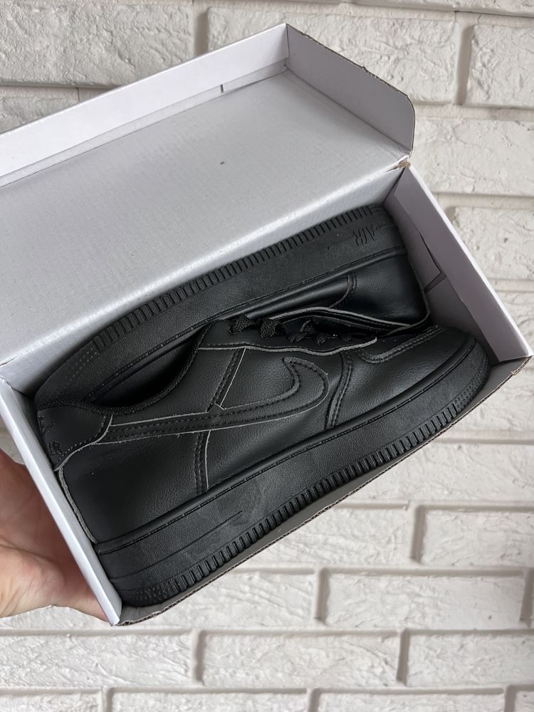 Кросівки жіночі чорного кольору Nike R657-8 розмір 36-41