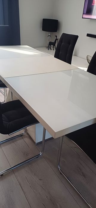 Krzesła oraz stół