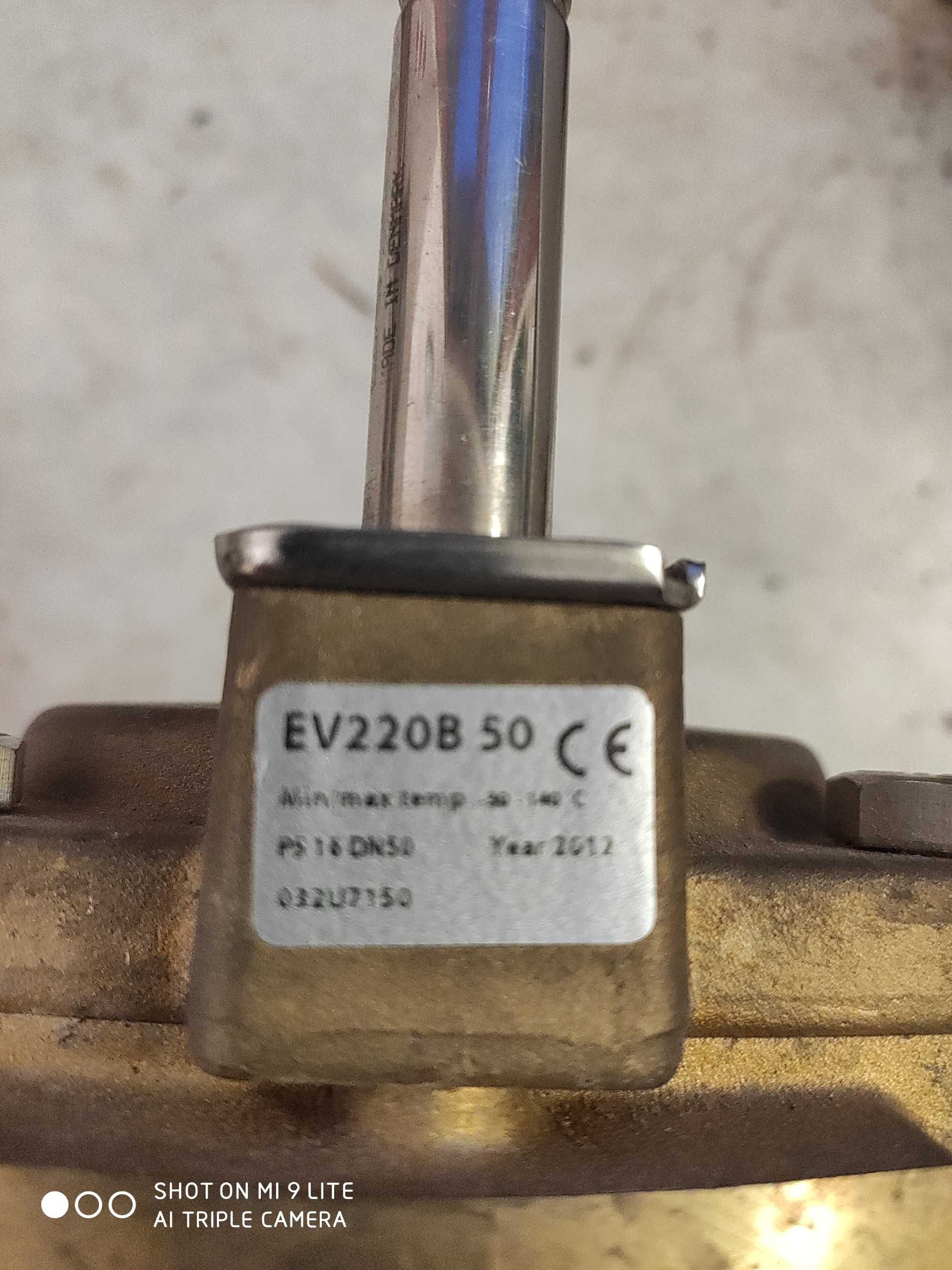 Zawór elektromagnetyczny EV220B DN50 razem z cewką  DANFOSS