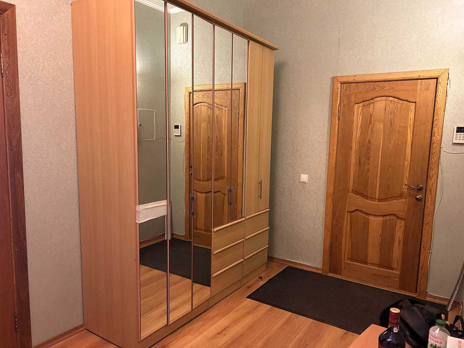 Продам 3-х комнатную квартиру - бельэтаж - Космическая -90 м.кв!