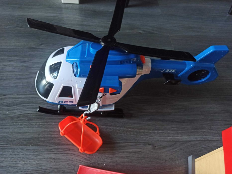 Helikopter Dumel, ruchome śmigła + Garaż drewniany Ikea