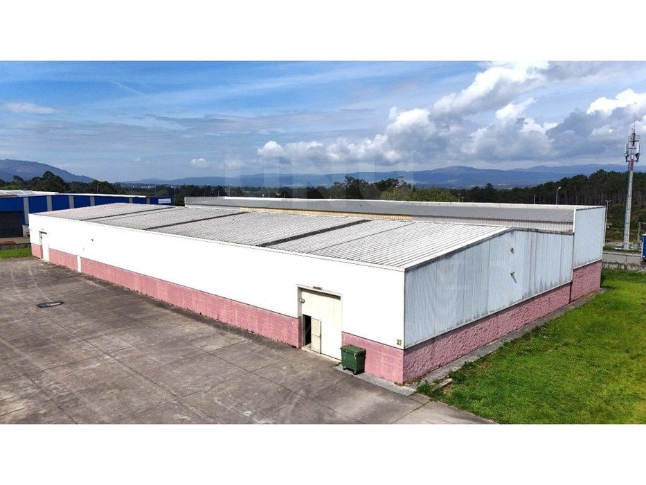 Armazém para venda em S. Pedro da Torre, Valença