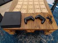 PS4 Slim 1 TB  + 2 pady + gry PlayStation