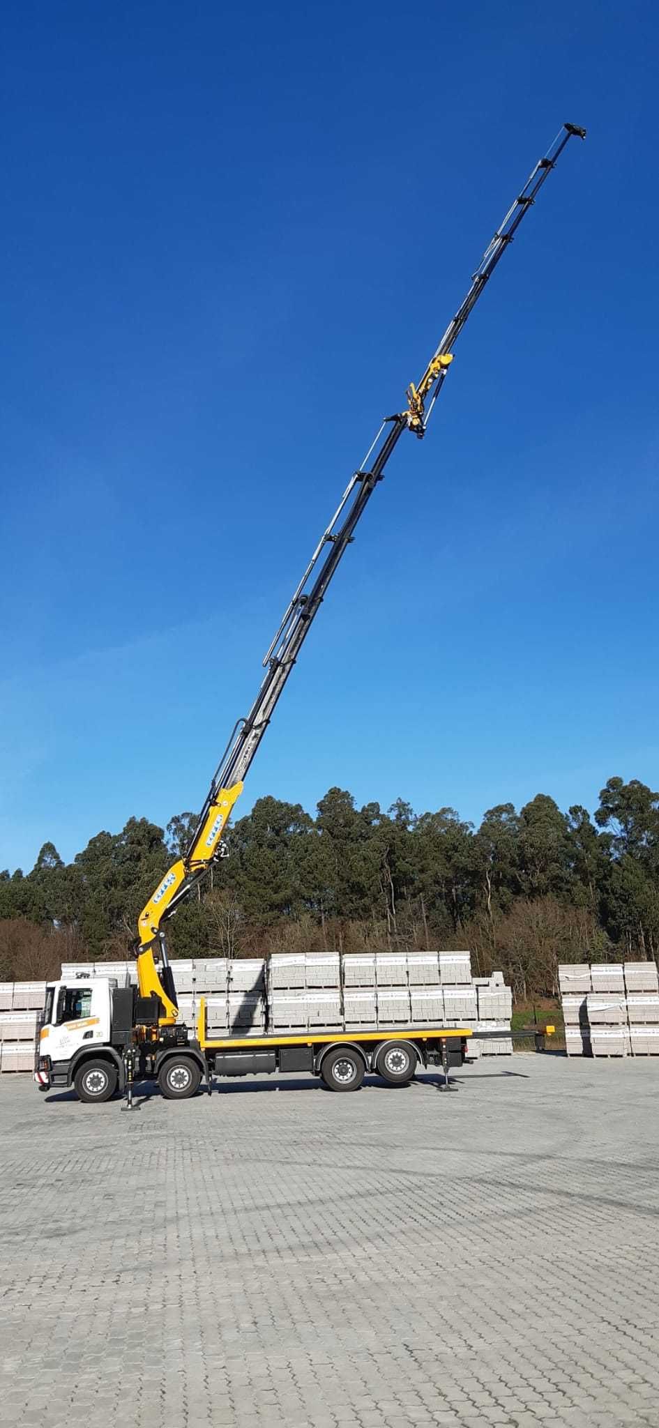 Camião grua especializado no transporte, manuseamento, cargas.