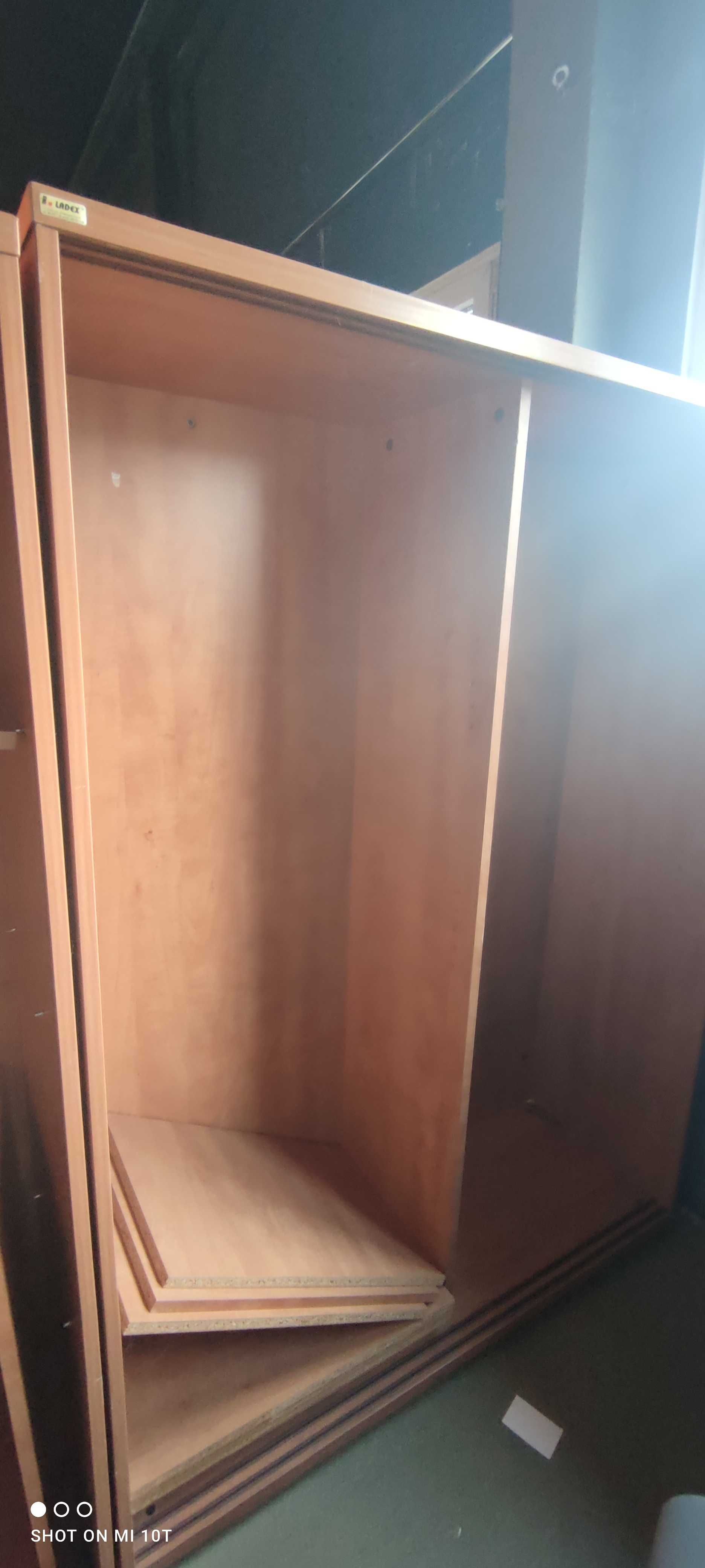 Szafa z przesuwnymi drzwiami