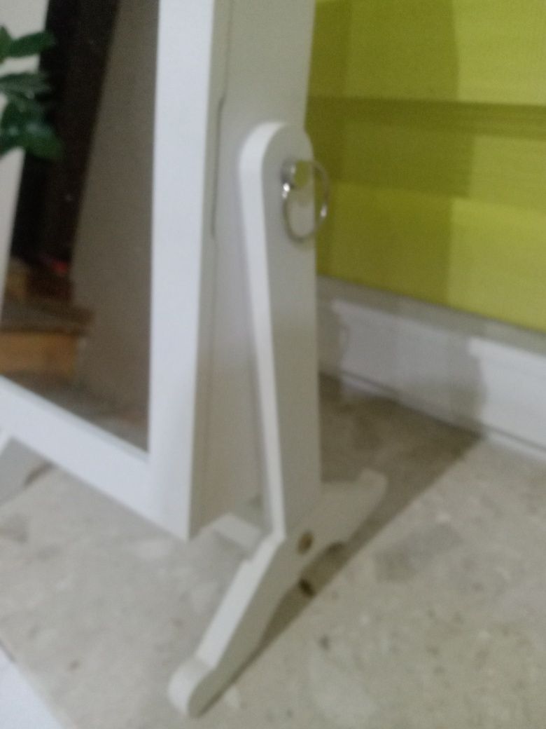 Lustro z półką na biżuterię