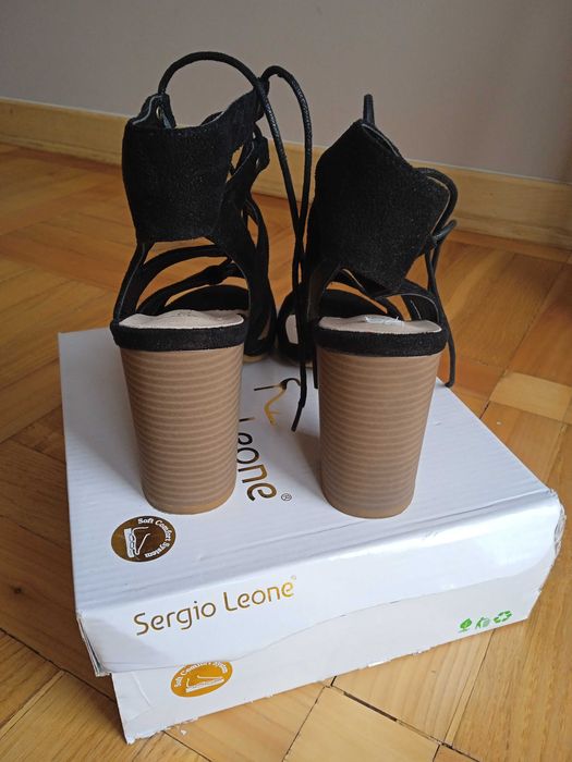 Nowe wiązane sandałki na słupku