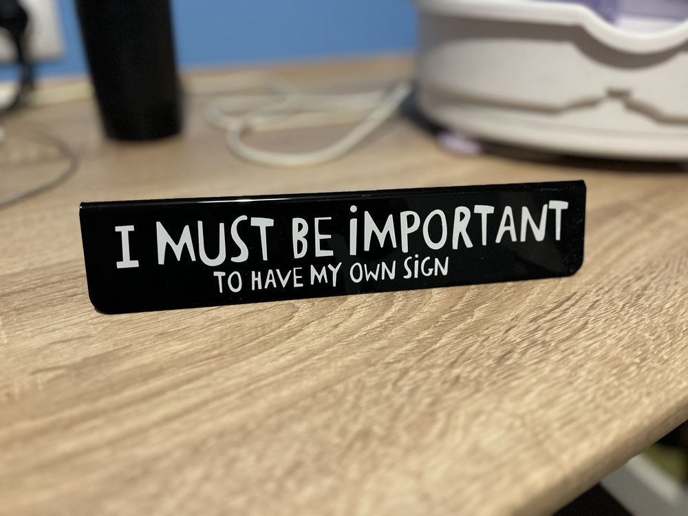 Tabliczka „I must be very important” gadżet prezent praca szef