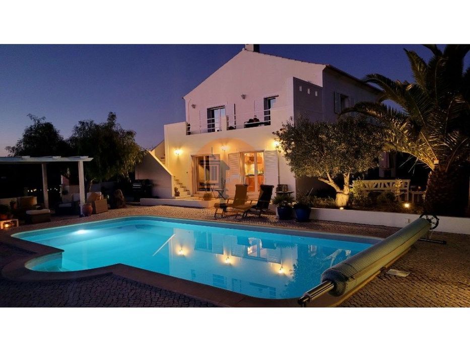 Exclusiva Moradia V4 Com Piscina e Vista Deslumbrante.