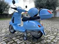 Vespa Piaggio (com acessorios capacete e mala) - azul