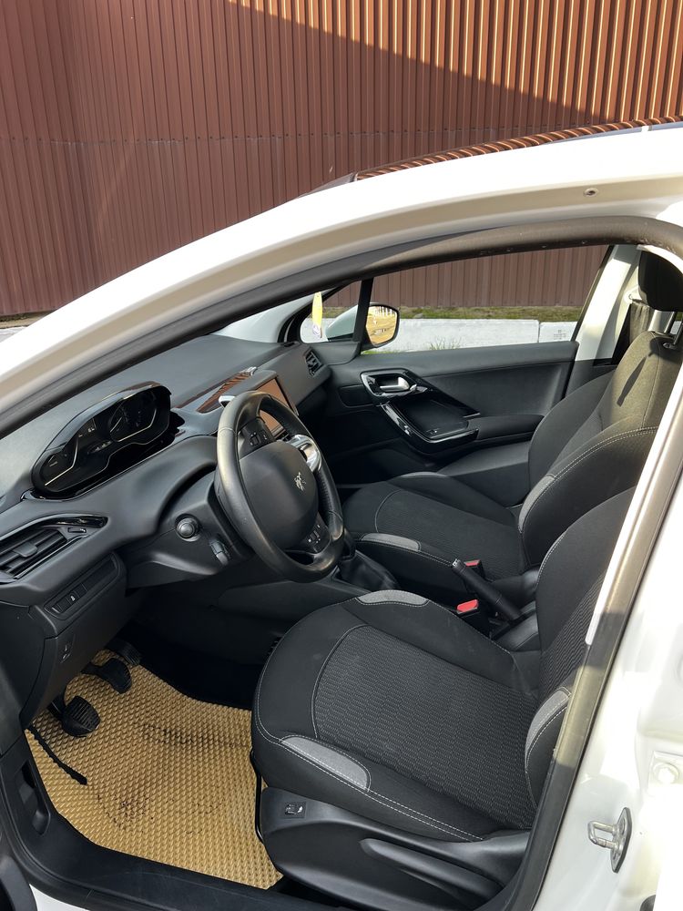 Продам авто Peugeot 208