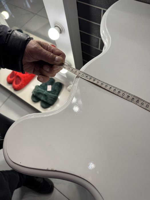 Деревяный глянцевый стол