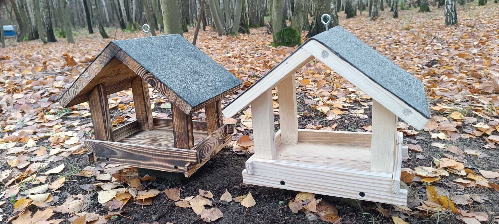 Karmnik dla ptaków drewniany.