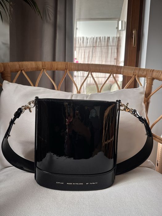 Torebka Chylak Kubełek skóra czarny lakier z szerokim paskiem