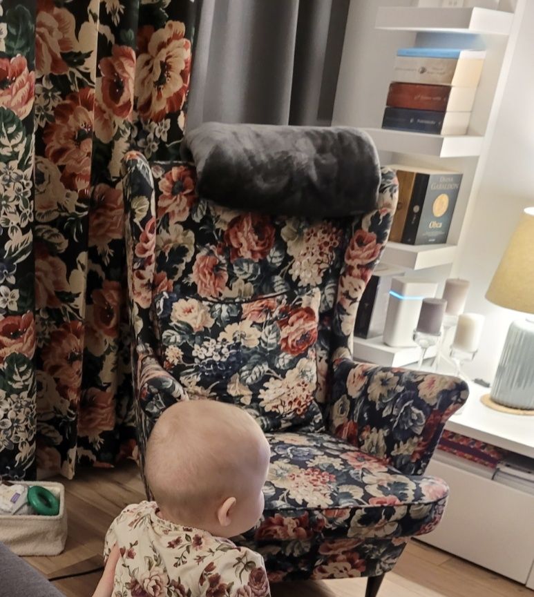 Fotel uszak Ikea w kwiaty plus beżowy pokrowiec