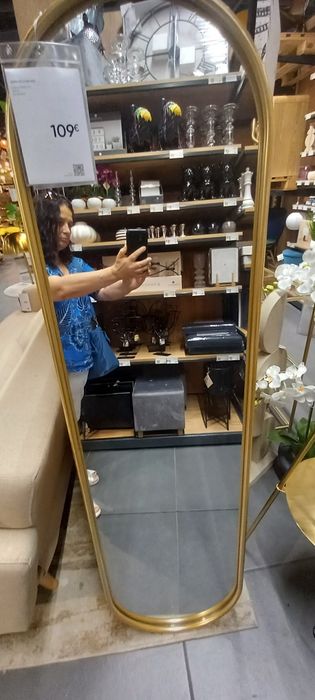 Duas mesas de cabeçeira de mogno com 4 gavetas a 90 euros pelas du