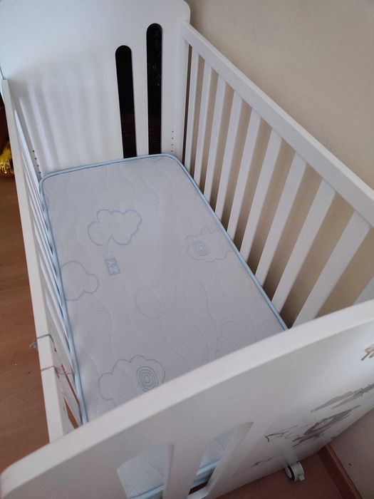 Cama de grades e colchão como novos