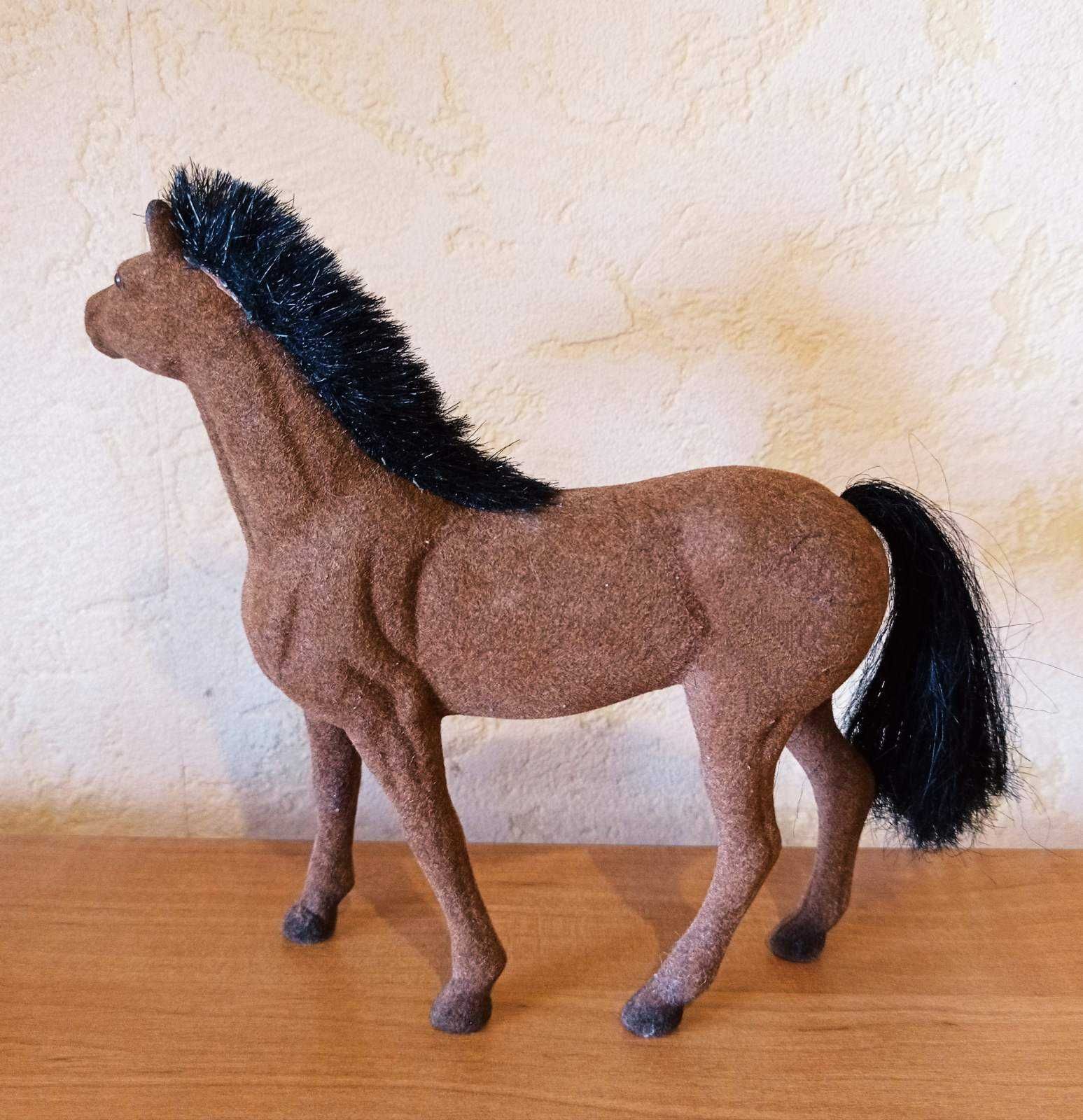 Флокированная игрушка лошадь рыжей масти.