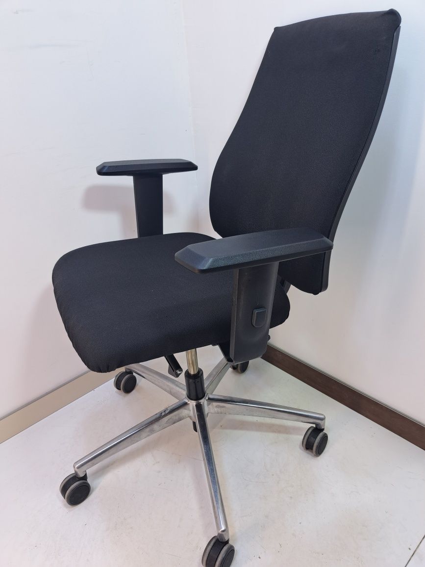 Krzesło biurowe obrotowe INTERSTUHL 152