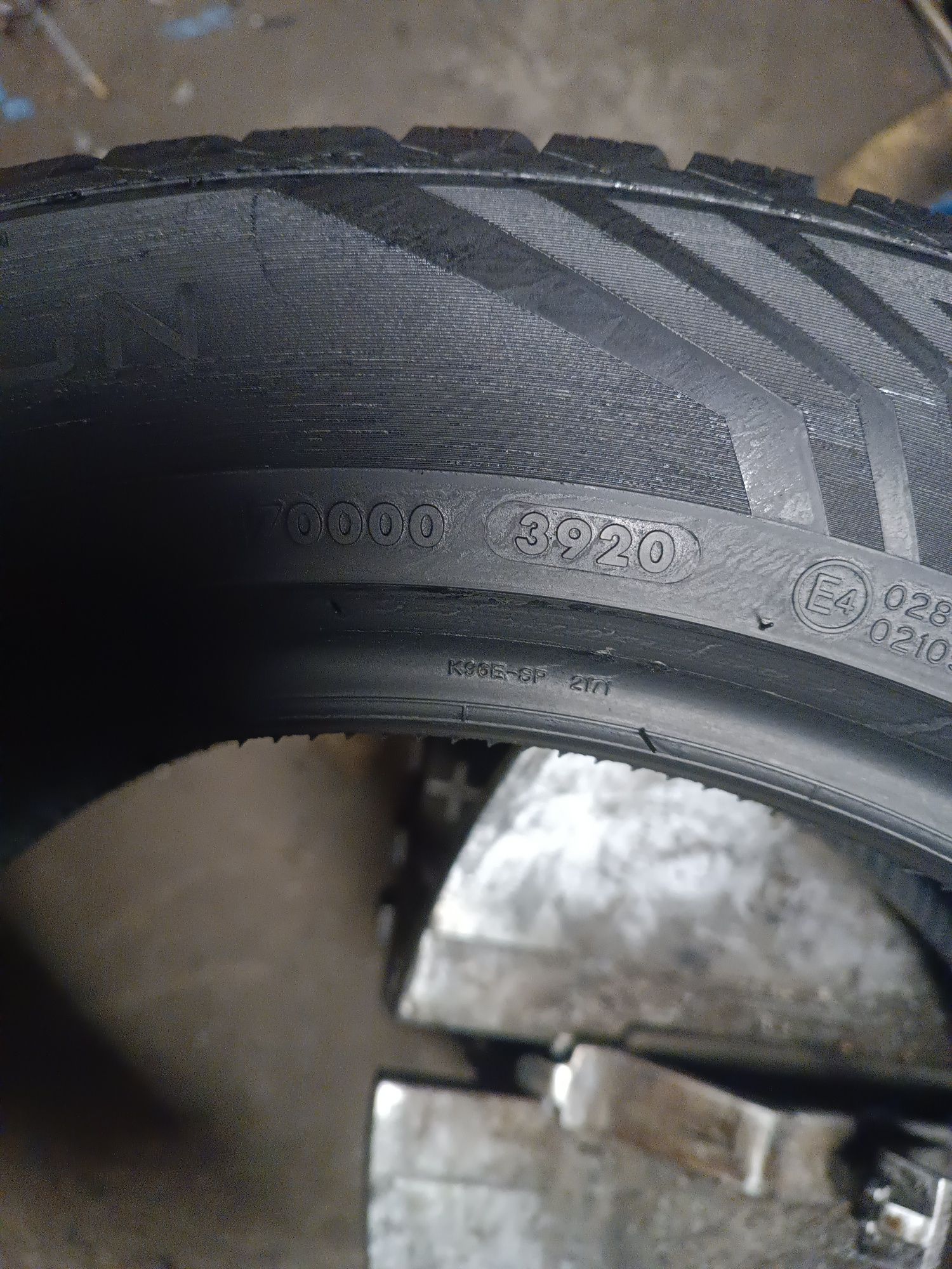 Sprzedam bardzo ładne Opony Vredestein 235/55 r19