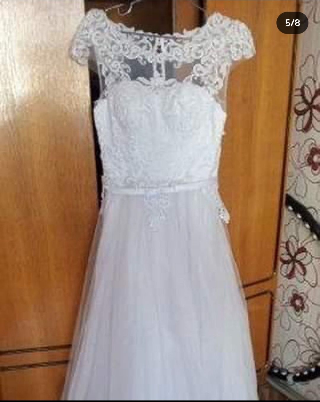 Весільна сукня, білі ботинки + подарунок
