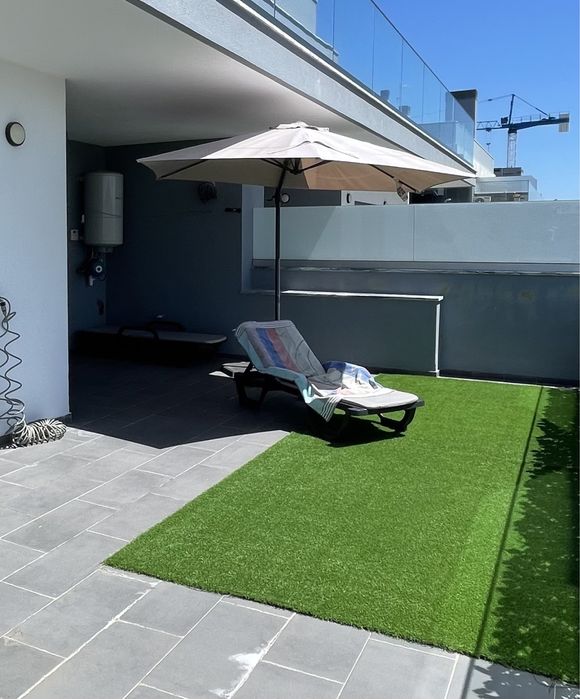 Chapeu sol, espreguicadeiras e tapete relva