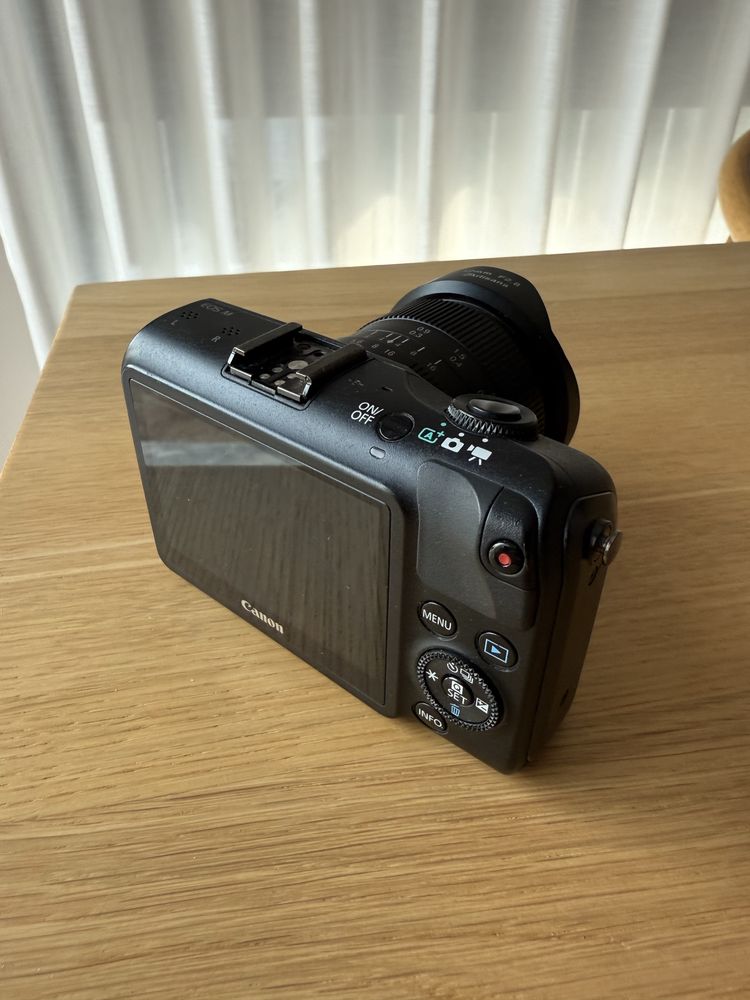 Camera Canon EOS M