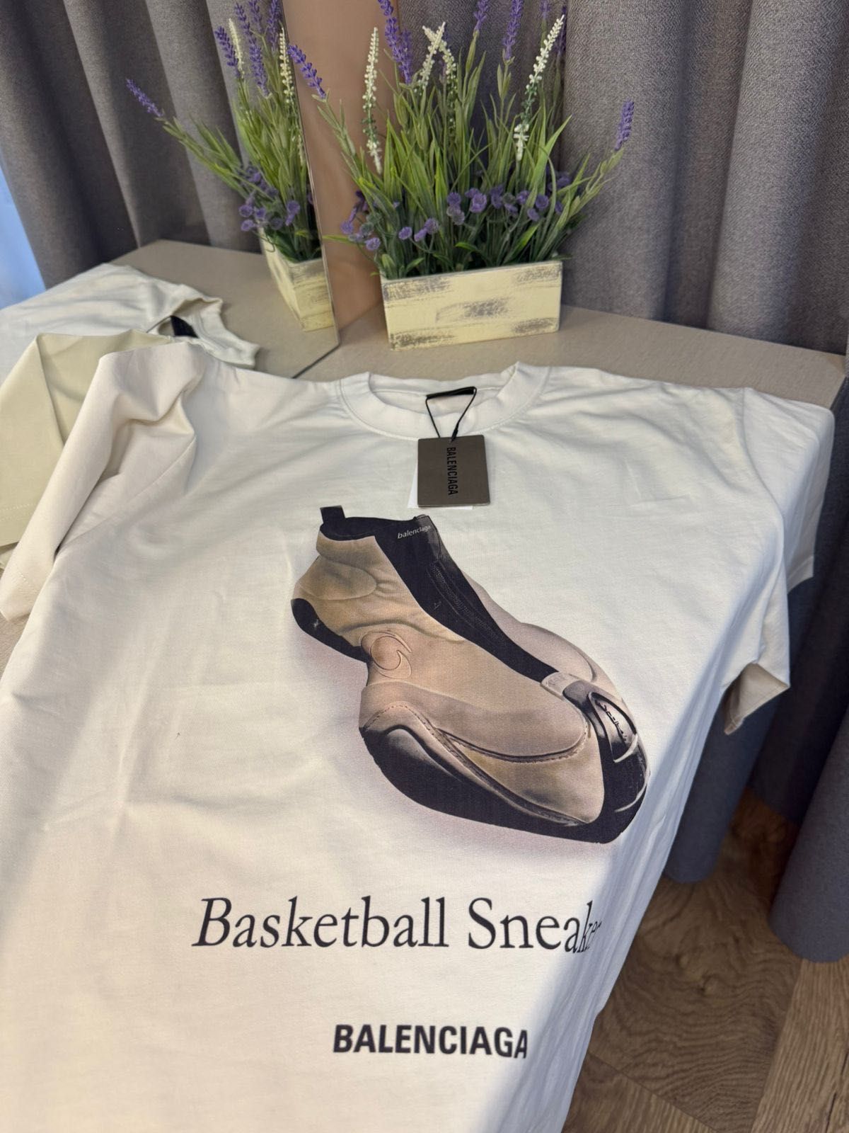 Футболка  стиль Balenciaga оверсайз/футболка унисекс молочного цвета