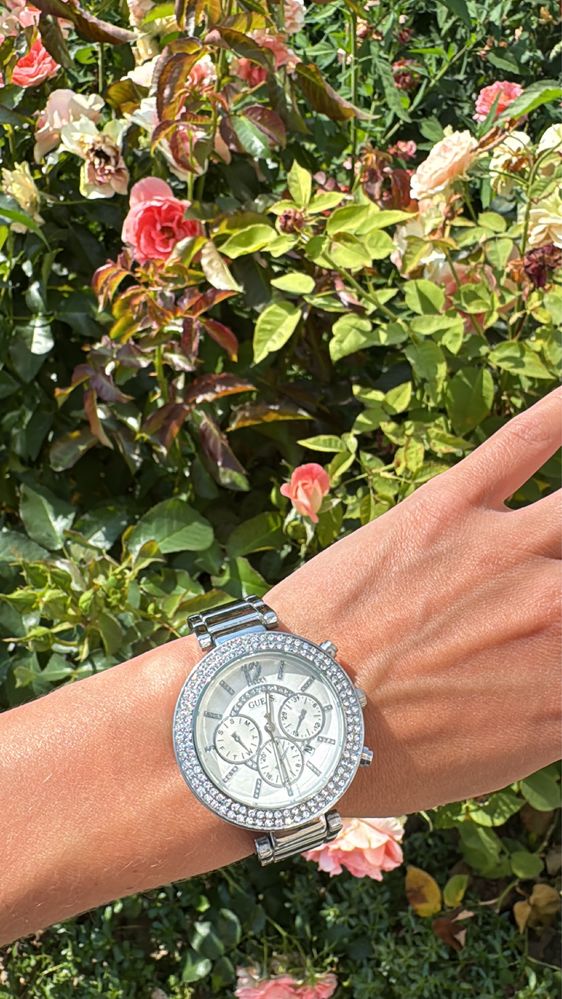 Часи guess 450 грн