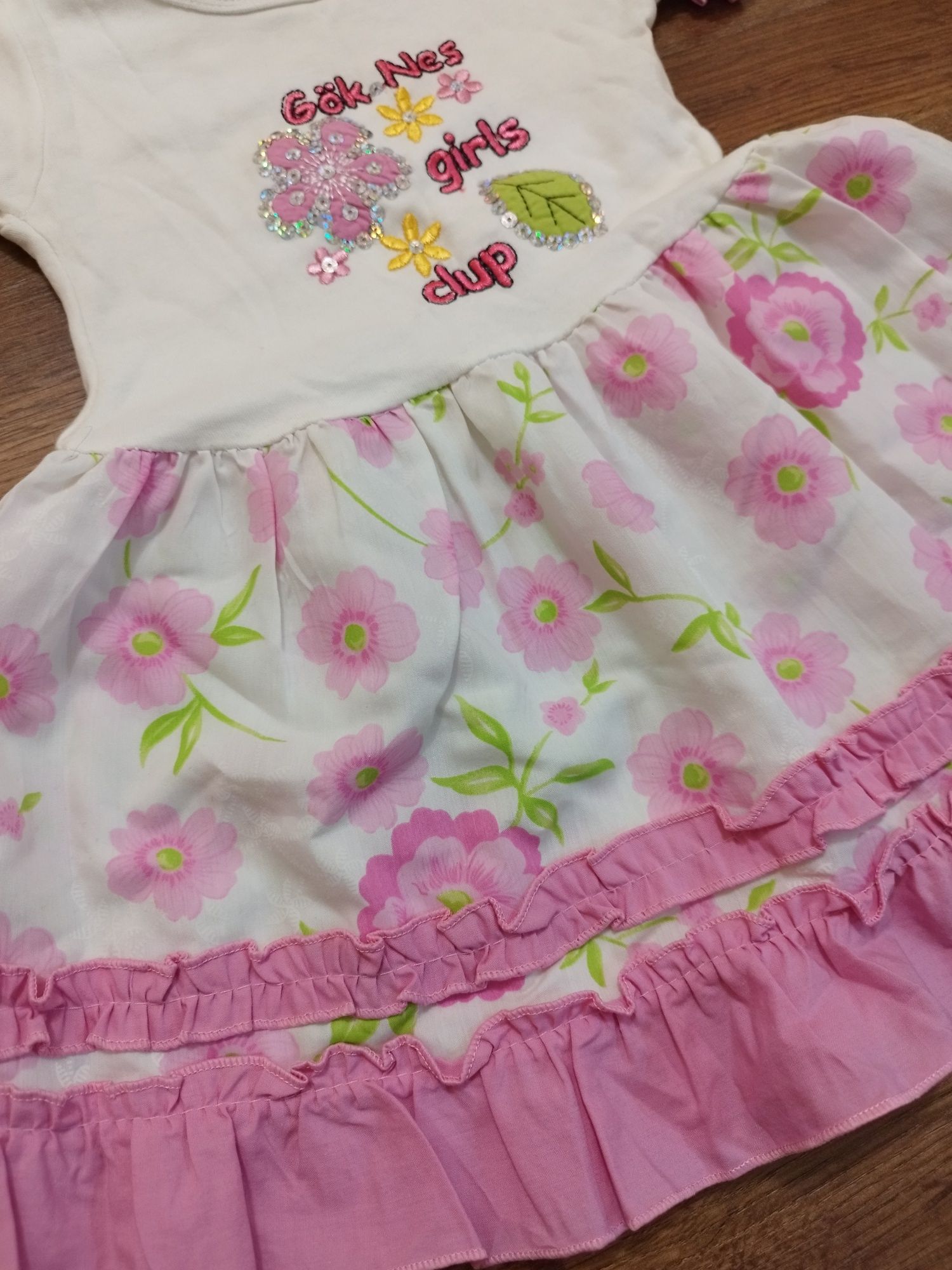 Sukienka na lato dla dziewczynki R.80/86 kwiaty, hafty, cekiny