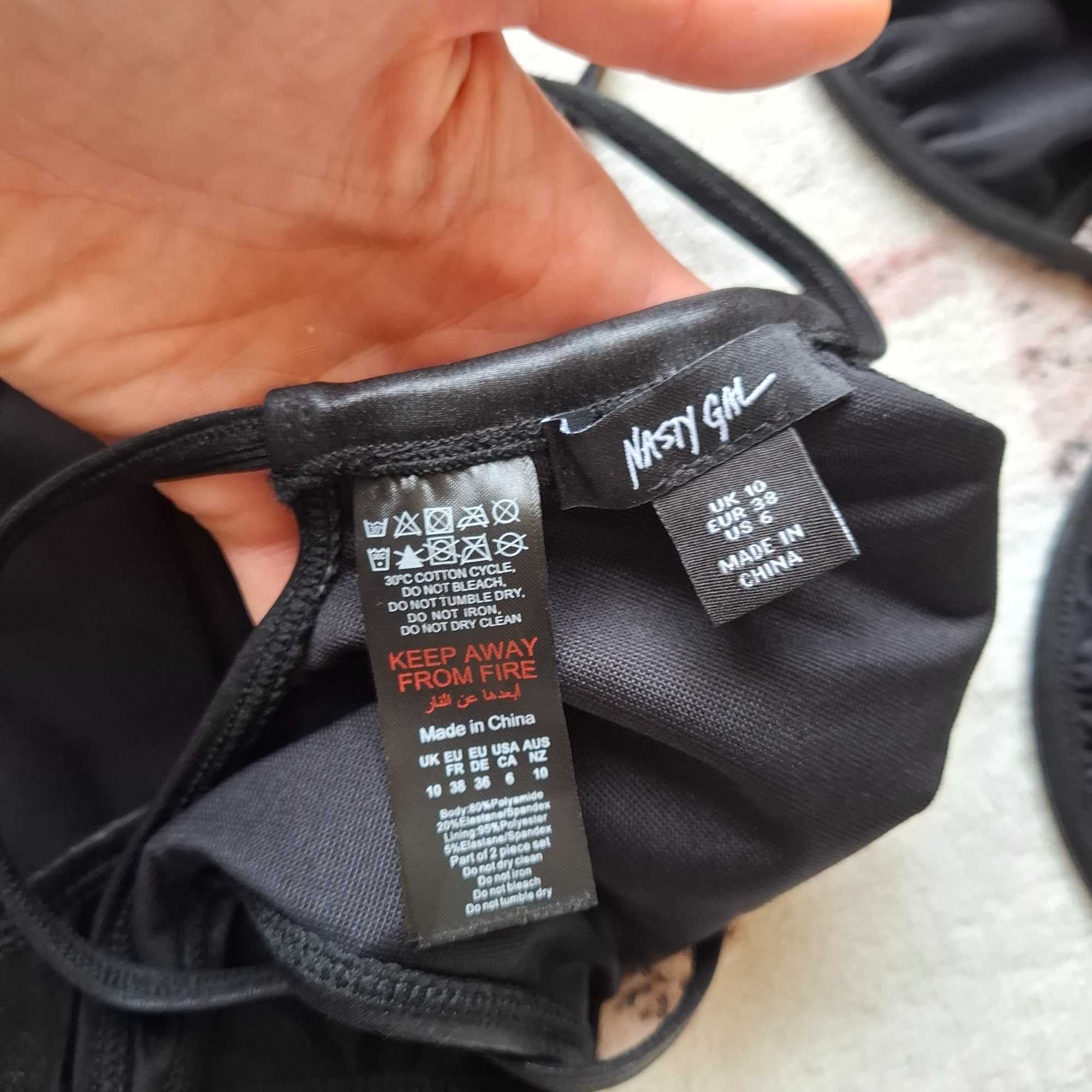 Czarny woskowany dwuczęśxiowy strój kąpielowy Nasty Gal