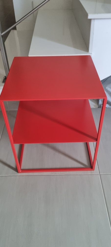 Mesa de apoio vermelha em ferro