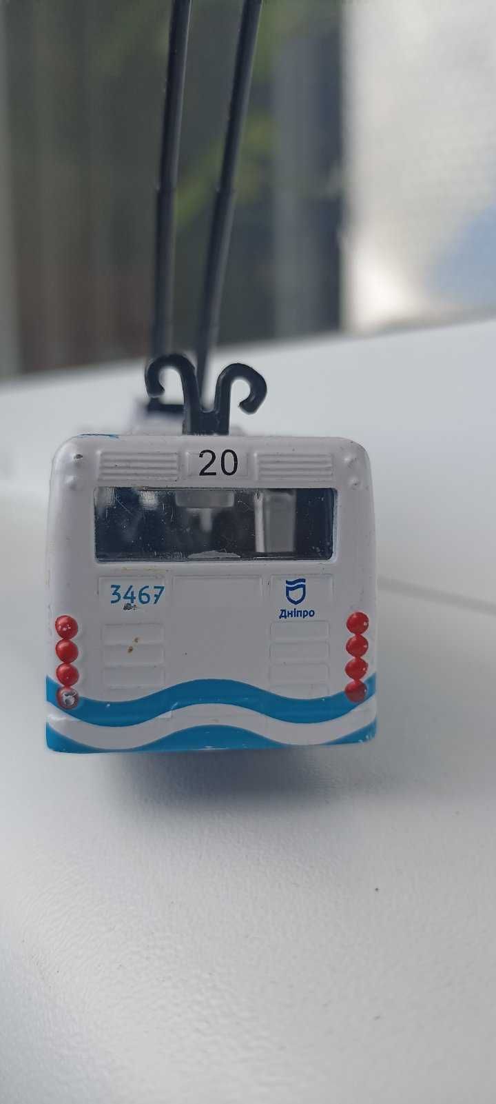 Троллейбус с брендом "ДНІПРО", металл, двери, штанги рабочии, 1:87