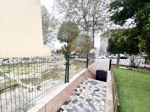 Moradia T4 dois pisos independentes - possibilidade de bi familiar
