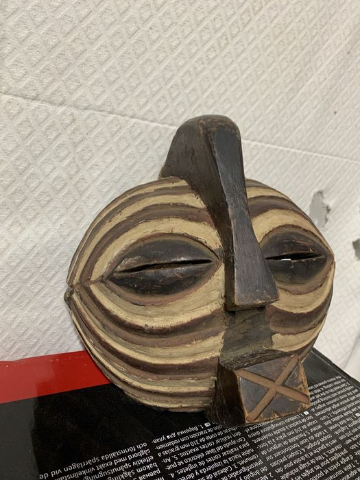 Mascaras tribais africanas RDC esculpidas a mao