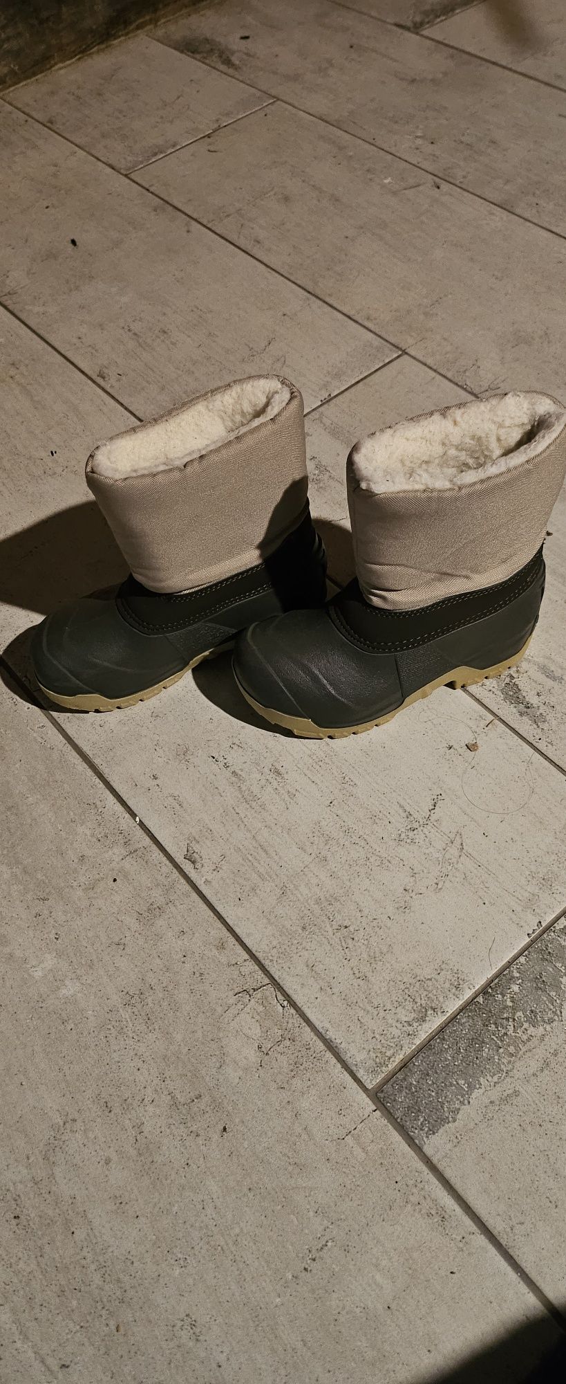Vendo calças e botas de neve para criança