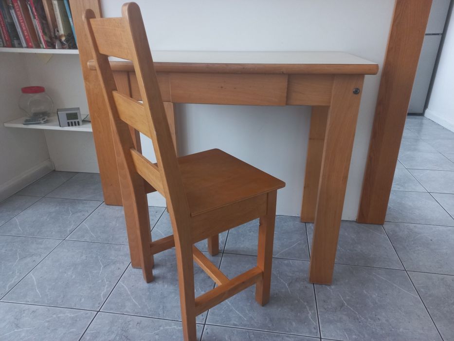 Stolik z krzesłem