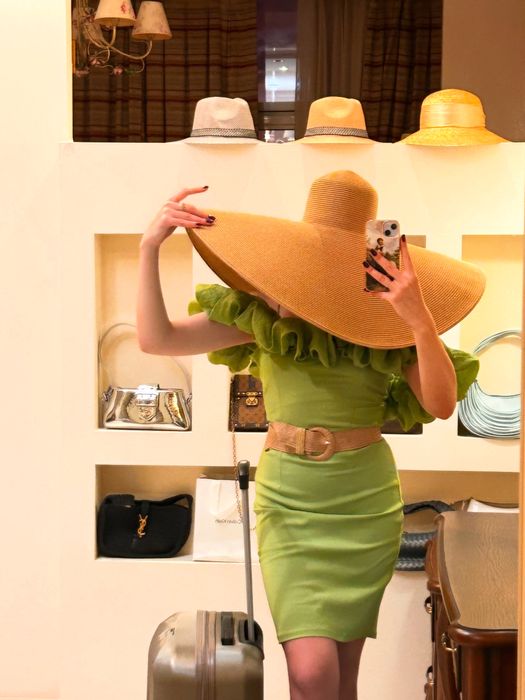 Шляпа з величезними полями