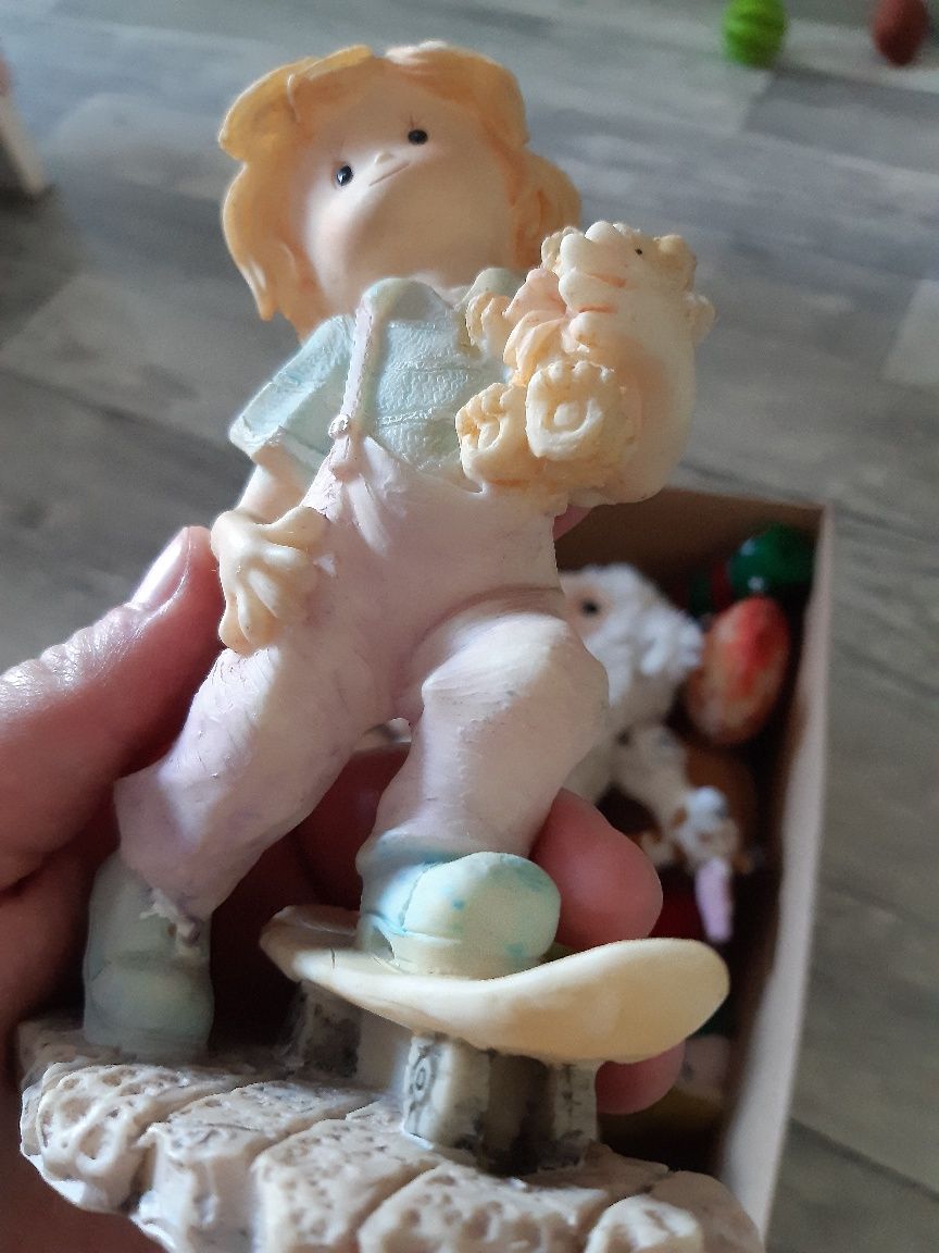 Figurka dziecko na hulajnodze