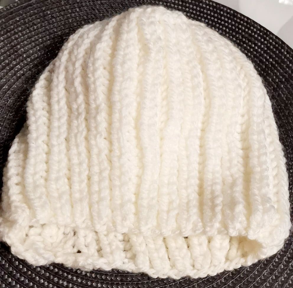 Ręcznie robiona biała czapka