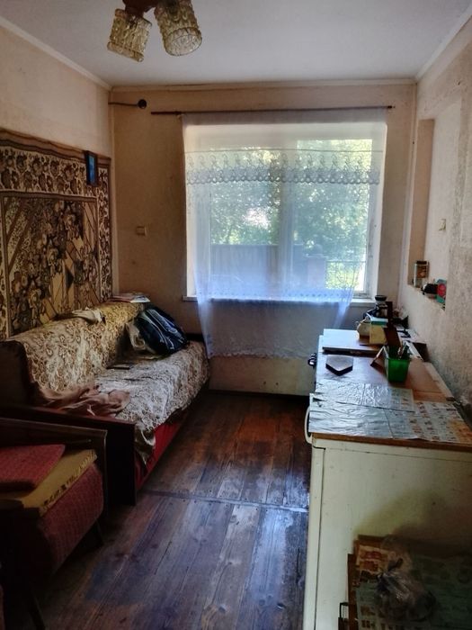 Продаж житлового будинку з великою ділянкою у центрі Куликова!