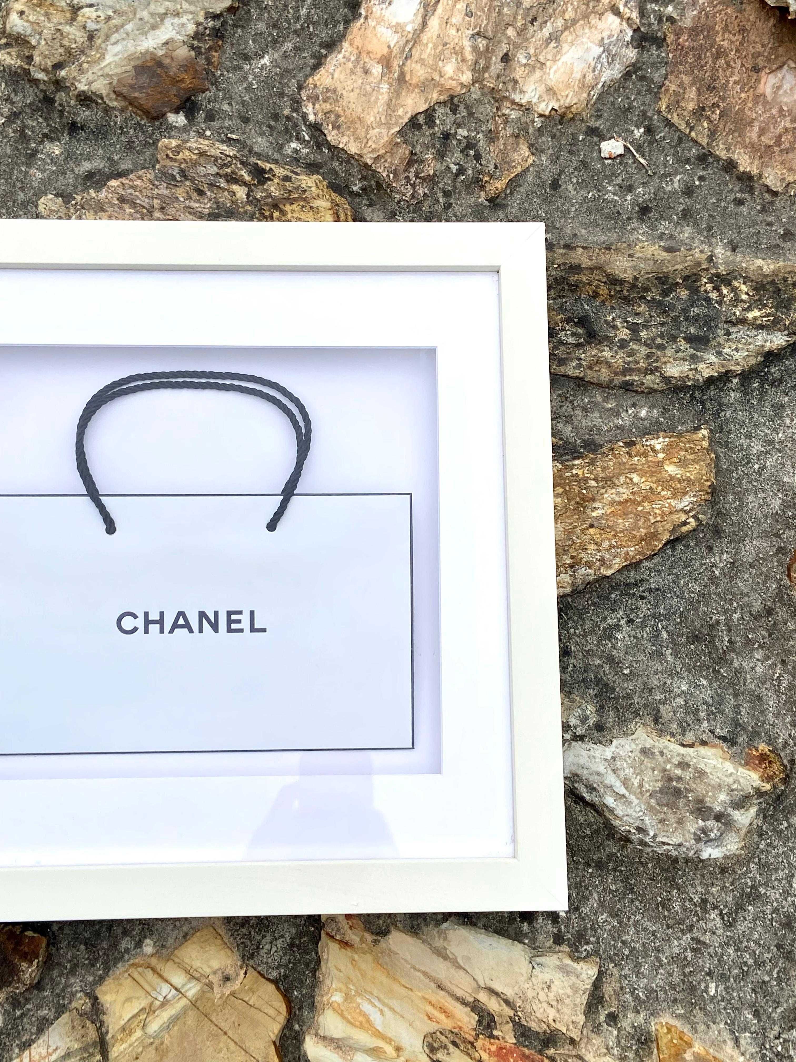 Quadro / Moldura Chanel Com Saca de Compras
