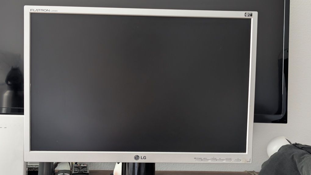 Monitor LG Flatron L225WS 22"
Tamanho: 22 polegadas (widescree