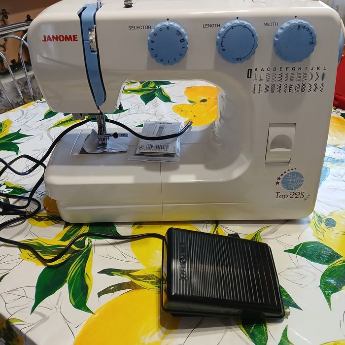 Продам швейну машинку