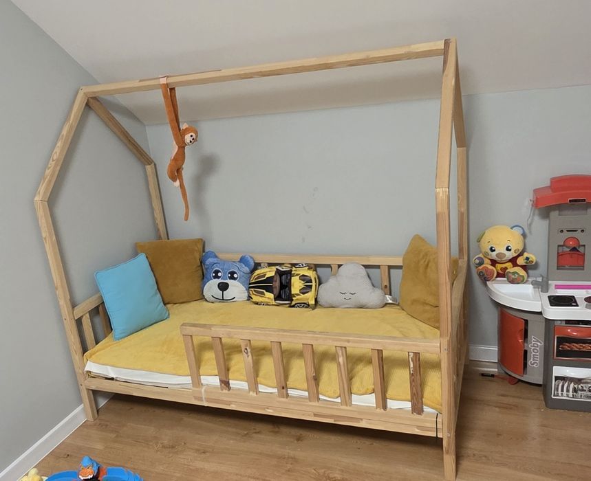 Łóżko dziecięce domek sosnowy 160x80 , stelaż , materac  , pokrowiec