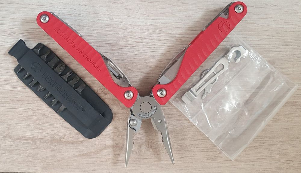 Multitool Leatherman Charge+ Red z kaburą,bitami,klips