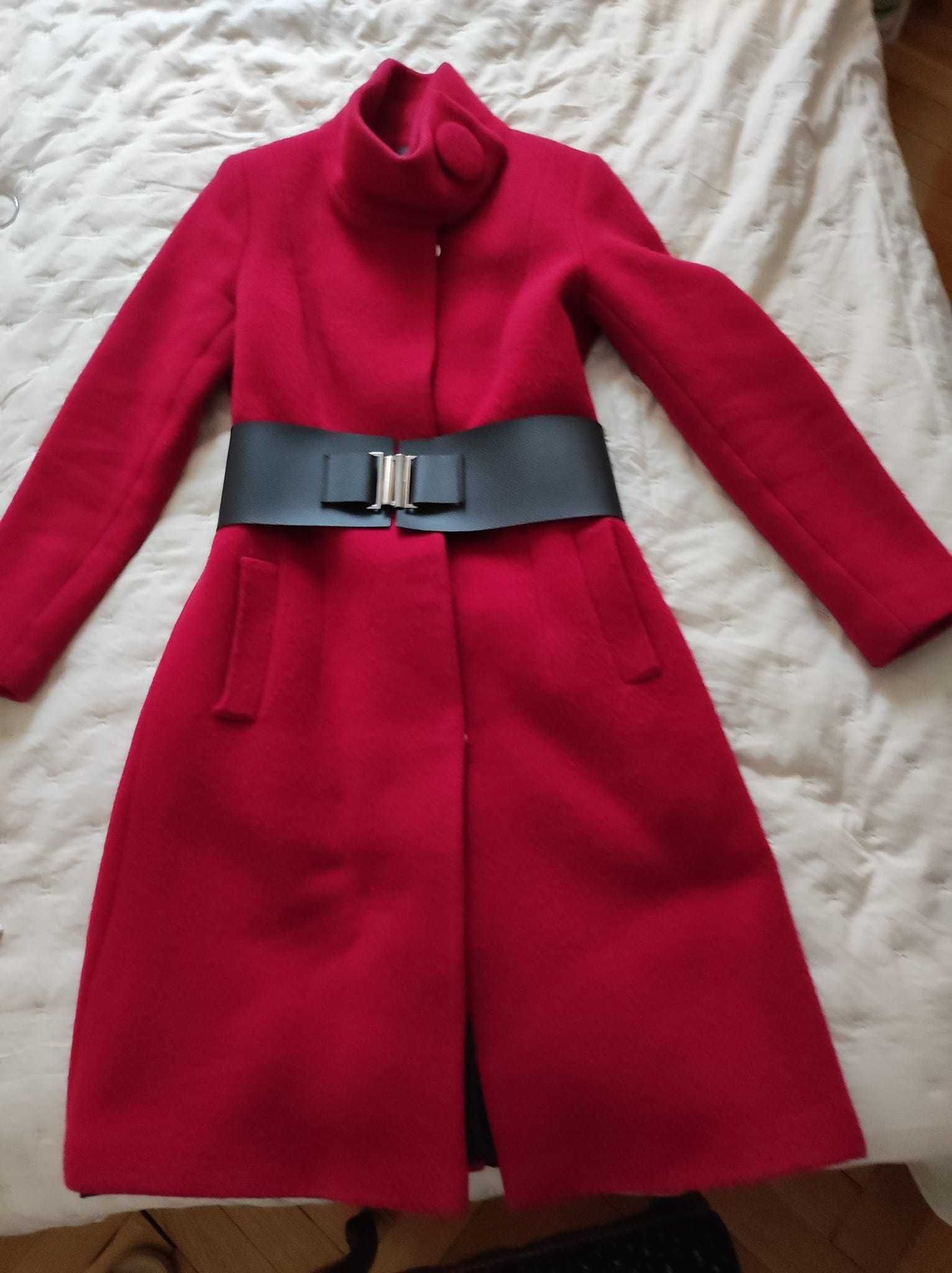 Piękny płaszcz zimowy polskiej projektantki Kasi Zapały, kolorze bordo