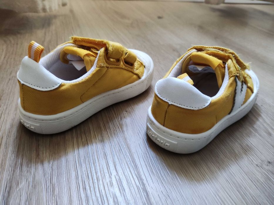 Tênis Victoria amarelos 22