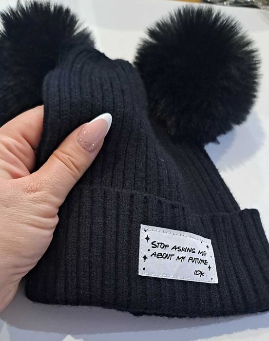 Czarna Zimowa Mięciutka Czapka Damska Dwa Pompony Futerko