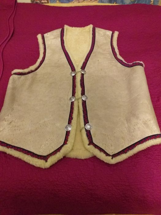 Kamizelka z owczej skóry.